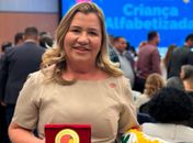 Prefeita Eronita Sposito recebe Selo Ouro do Compromisso Nacional Criança Alfabetizada, em Brasília