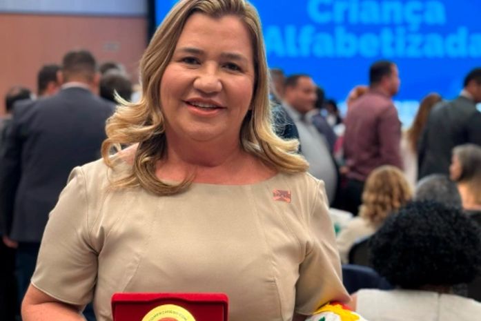 Prefeita Eronita Sposito recebe Selo Ouro do Compromisso Nacional Criança Alfabetizada, em Brasília