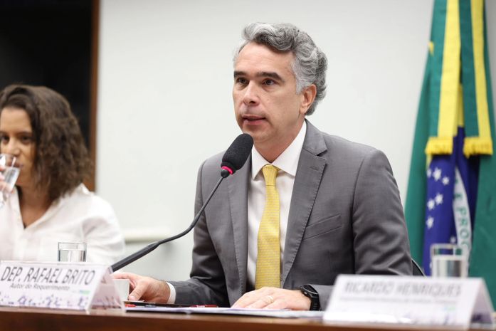 Rafael Brito apresenta relatório final da lei que cria o SUS da Educação