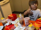 Menino de 3 anos faz pedido de R$ 400 no McDonald's pelo celular da mãe