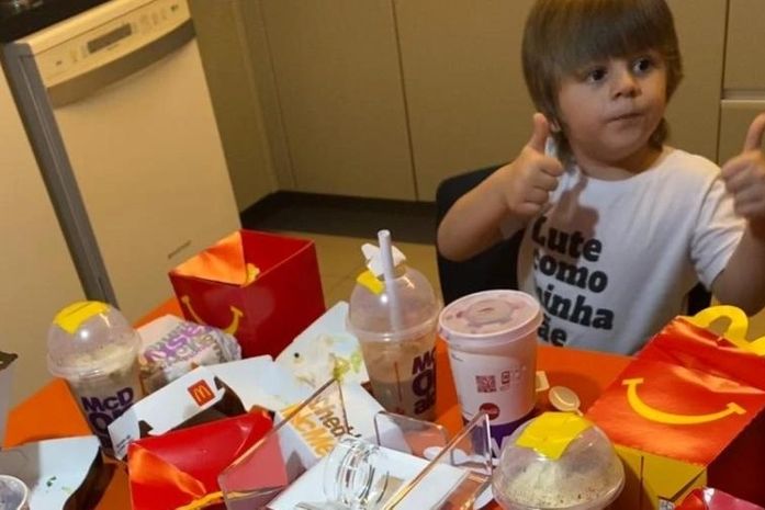 Menino de 3 anos faz pedido de R$ 400 no McDonald's pelo celular da mãe