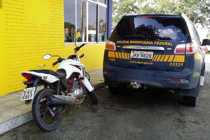 Menores são apreendidos com moto roubada