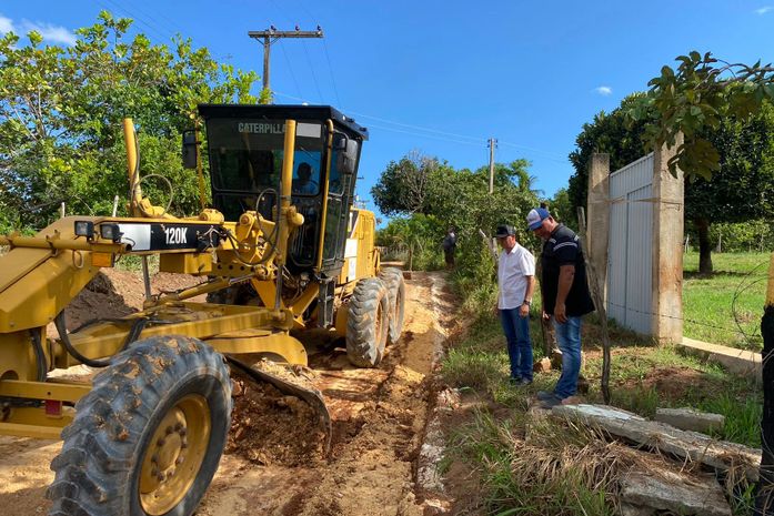Prefeito Celino Rocha acompanha serviços de piçarramento no acesso ao Sítio do Meio