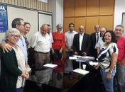 Jean Gomes (centro) tomou posse num simples evento que contou apenas com funcionários da casa