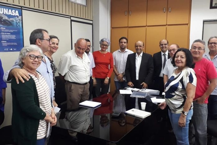 Jean Gomes (centro) tomou posse num simples evento que contou apenas com funcionários da casa