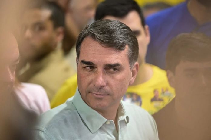 PF investiga se Flávio Bolsonaro deixou o Brasil rumo aos EUA pela Argentina