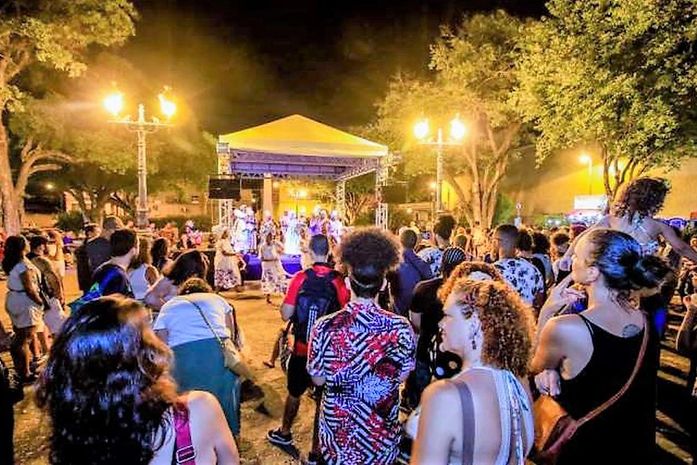 Praça Dois Leões mistura música clássica com maracatu