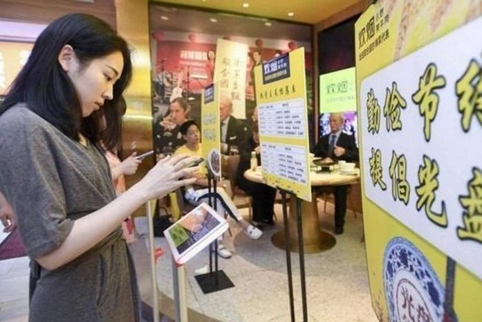 Restaurante causa revolta ao pesar clientes antes de servi-los