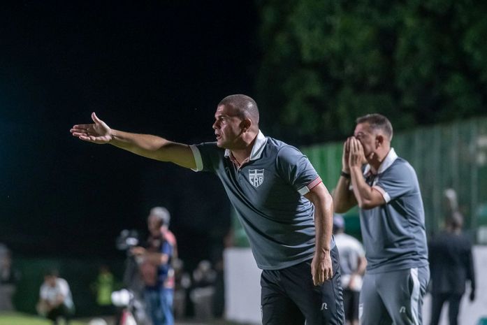 Após eliminação na Copa do Nordeste, Umberto Louzer deixa o comando técnico do CRB

