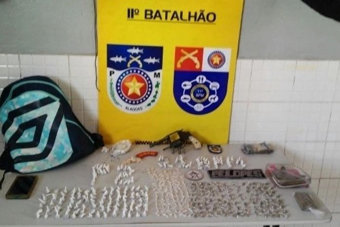 Jovens são apreendidos com maconha, crack e arma de fogo