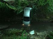 Veículo cai em córrego na Ladeira da Moenda