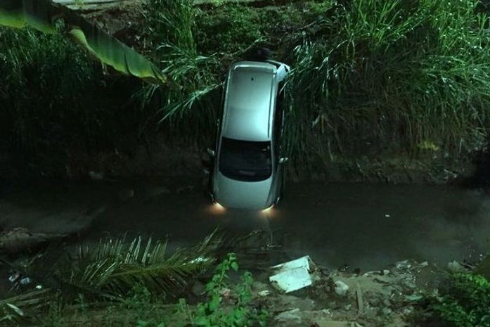Veículo cai em córrego na Ladeira da Moenda