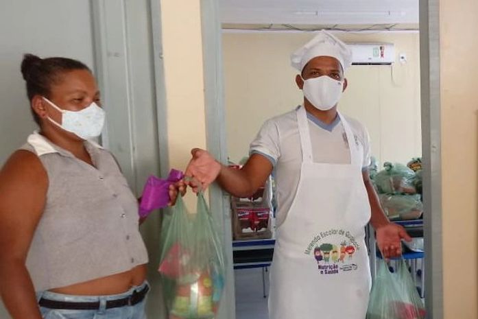Educação de Santana do Mundaú segue realizando entrega de kits de gêneros alimentícios