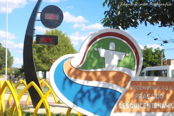 Termômetro de praça em Pão de Açúcar marca 50° durante a tarde desta terça