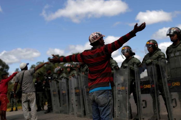 Exército da Venezuela abre fogo contra opositores e mata duas pessoas na fronteira