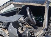 Homem morre e outro fica ferido após carro colidir em poste em avenida na parte alta de Maceió