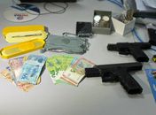 Carros de luxo, armas e euros: veja o que foi apreendido em operação contra fraude milionária em Maceió