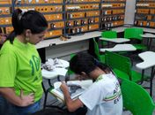 Instrutora supervisiona atividades