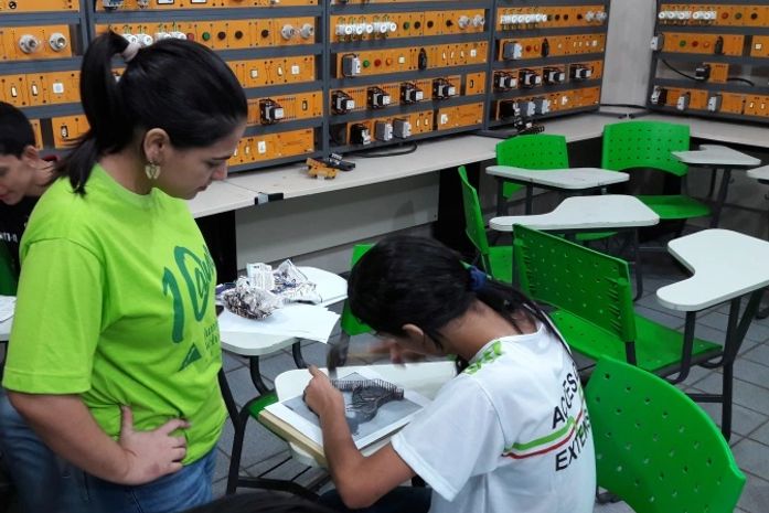 Instrutora supervisiona atividades