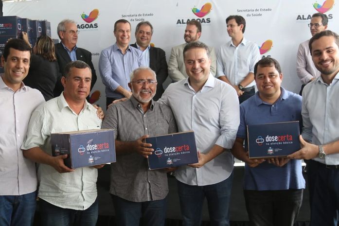 Ao lado do governador Renan Filho, padre Eraldo participa do lançamento do programa dose certa na atenção básica