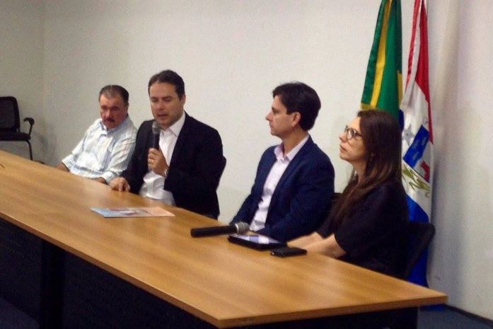 Governador fala durante entrega de documento
