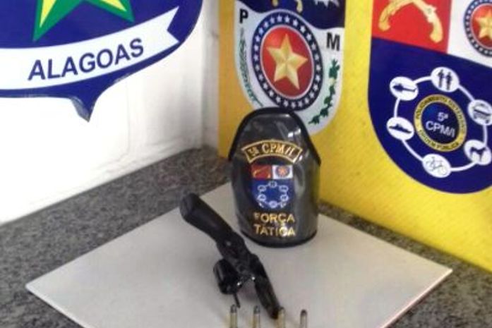 Mulher é presa por porte ilegal de armas, em Marechal Deodoro
