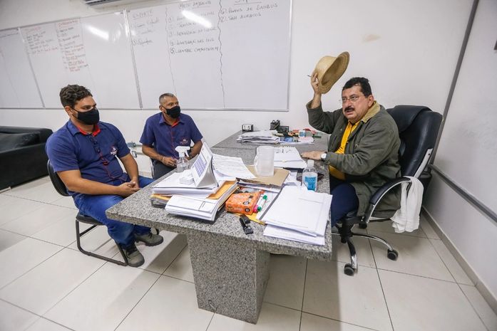 Gilberto Gonçalves assina ordem de serviço para reforma de praça em Rio Largo