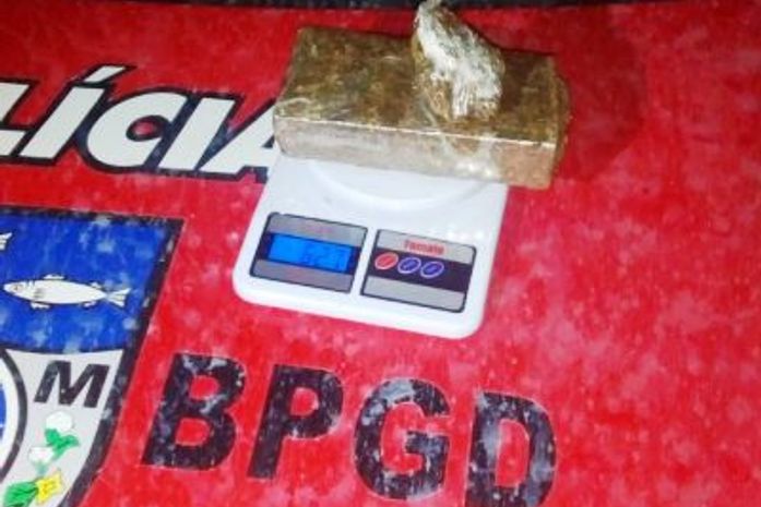 Homem é preso com drogas e balança de precisão