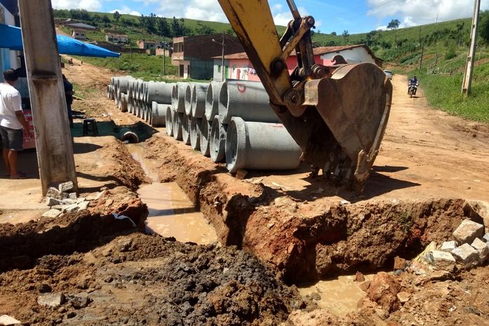 Serviço de drenagem leva melhorias aos bairros de São José da Laje