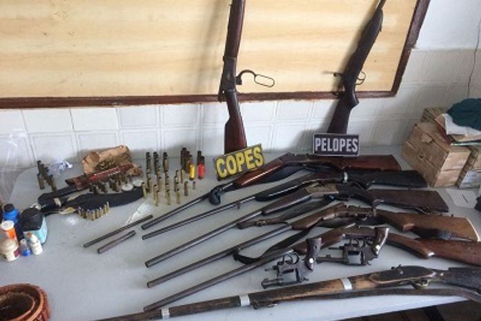Polícia prende três indivíduos com arsenal dentro de residência