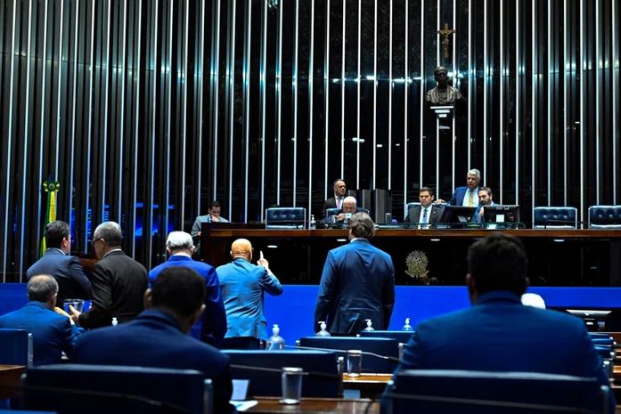 Senado aprova projeto que cria novas carreiras e reajusta salários de servidores federais