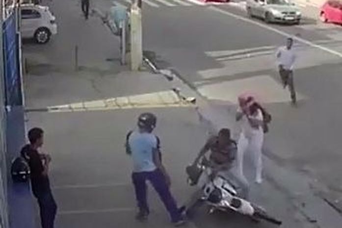 Vídeo: dupla armada rouba motocicleta na Praça Centenário