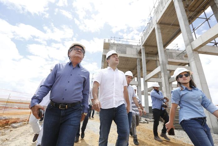 Governador visita obras de esgotamento sanitário no Benedito Bentes