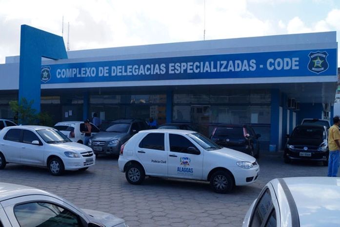 Polícia prende dupla acusada de roubos na capital