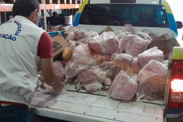 Vigilância Sanitária apreende 450 kg de frios estragados em laticínio no Jacintinho