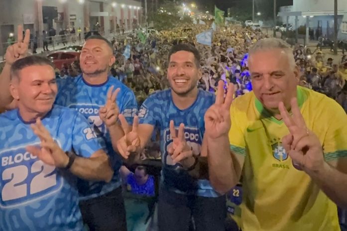 Alfredo Gaspar e André Fernandes arrastam multidão em Caucaia, no Ceará, durante o Bloquinho do 22