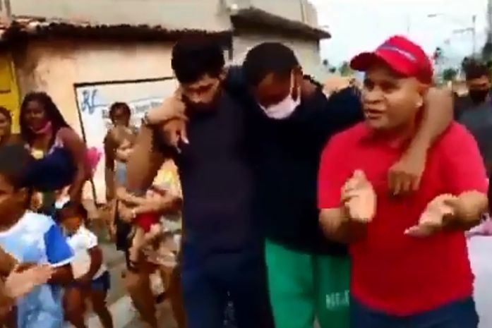 Após  ter prisão revogada pela Justiça, gari baleado em ação policial é recepcionado por moradores da Vila Emater