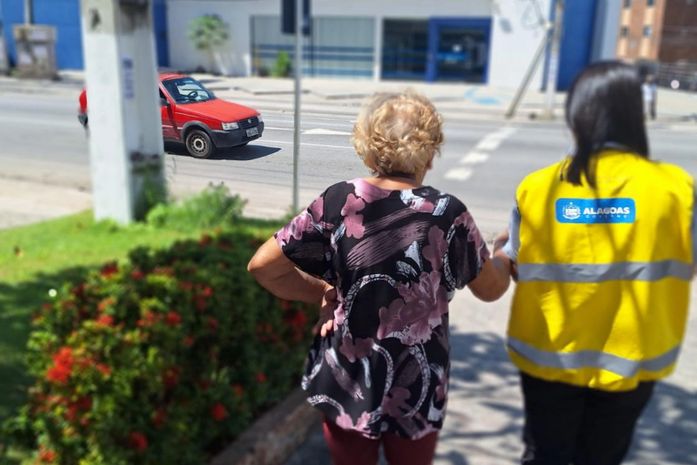 Idosa com confusão mental é reencontrada e reunida com família em Maceió
