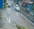 Câmera flagra momento em que carro derrapa e colide com poste na Leste-Oeste; veja o vídeo