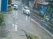 Câmera flagra momento em que carro derrapa e colide com poste na Leste-Oeste; veja o vídeo