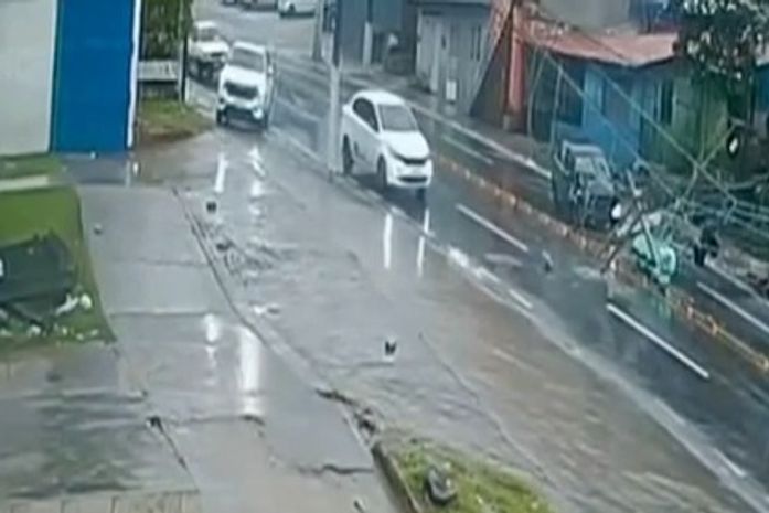 Câmera flagra momento em que carro derrapa e colide com poste na Leste-Oeste; veja o vídeo