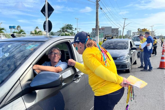 DMTT realiza pitstop educativo e aborda condutores na saída para o Carnaval