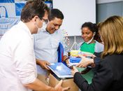 Prefeitura entrega kits escolares para alunos e professores da rede municipal de ensino