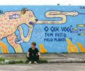 Com arte urbana, Ursa leva reflexão ambiental e crítica social a escola em Maceió

