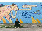 Com arte urbana, Ursa leva reflexão ambiental e crítica social a escola em Maceió

