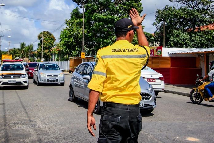Agente da Superintendência Municipal de Transportes e Trânsito (SMTT)