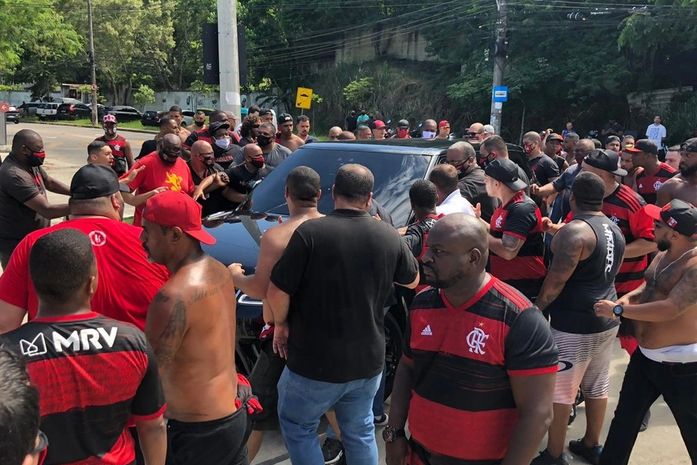 Membros de torcidas organizadas do Flamengo realizam protesto no Ninho do Urubu