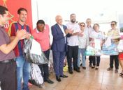 Prefeito Rogério Teófilo e Procon Arapiraca entregam doações arrecadadas no Natal Solidário