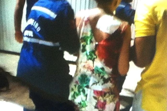 Turista baleada deixa evento sangrando e sendo levada ao atendimento