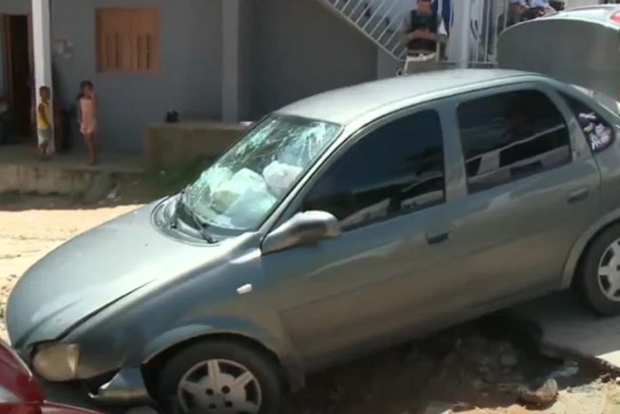 Veículo colidiu com motocicleta, após motorista tentar burlar fiscalização